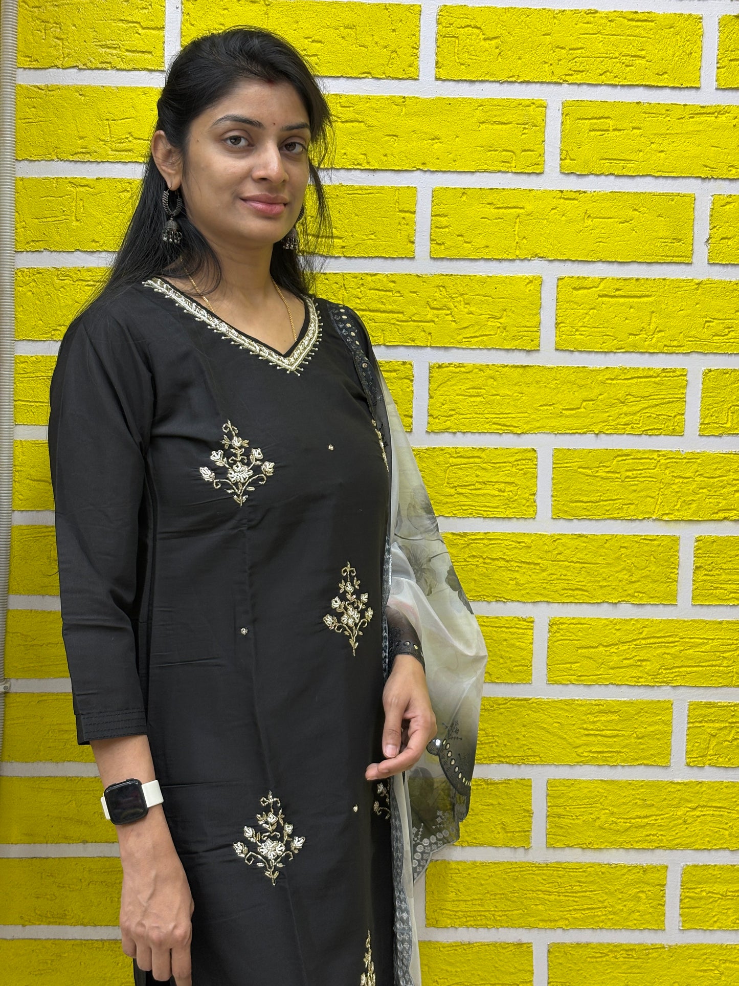 Elegant Black Embroidered Kurti Set with Floral Dupatta Kurti Set AAKS0UZJ10