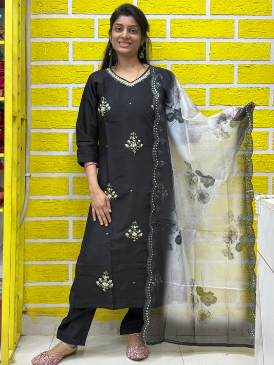 Elegant Black Embroidered Kurti Set with Floral Dupatta Kurti Set AAKS0UZJ10
