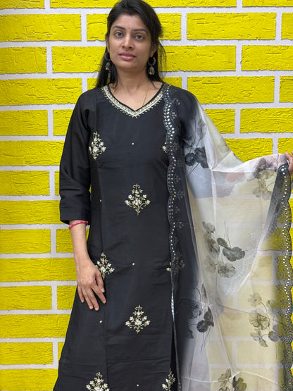 Elegant Black Embroidered Kurti Set with Floral Dupatta Kurti Set AAKS0UZJ10
