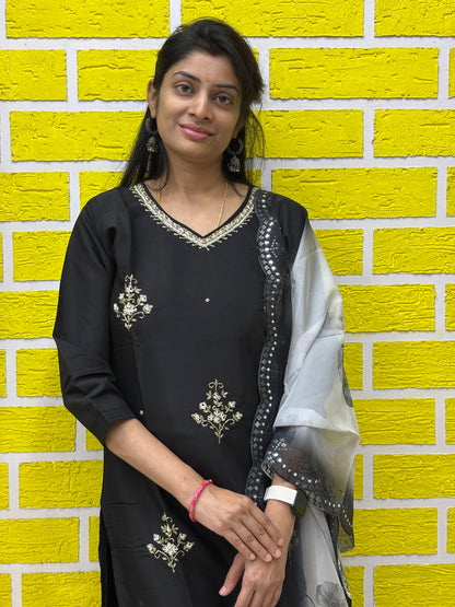 Elegant Black Embroidered Kurti Set with Floral Dupatta Kurti Set AAKS0UZJ10
