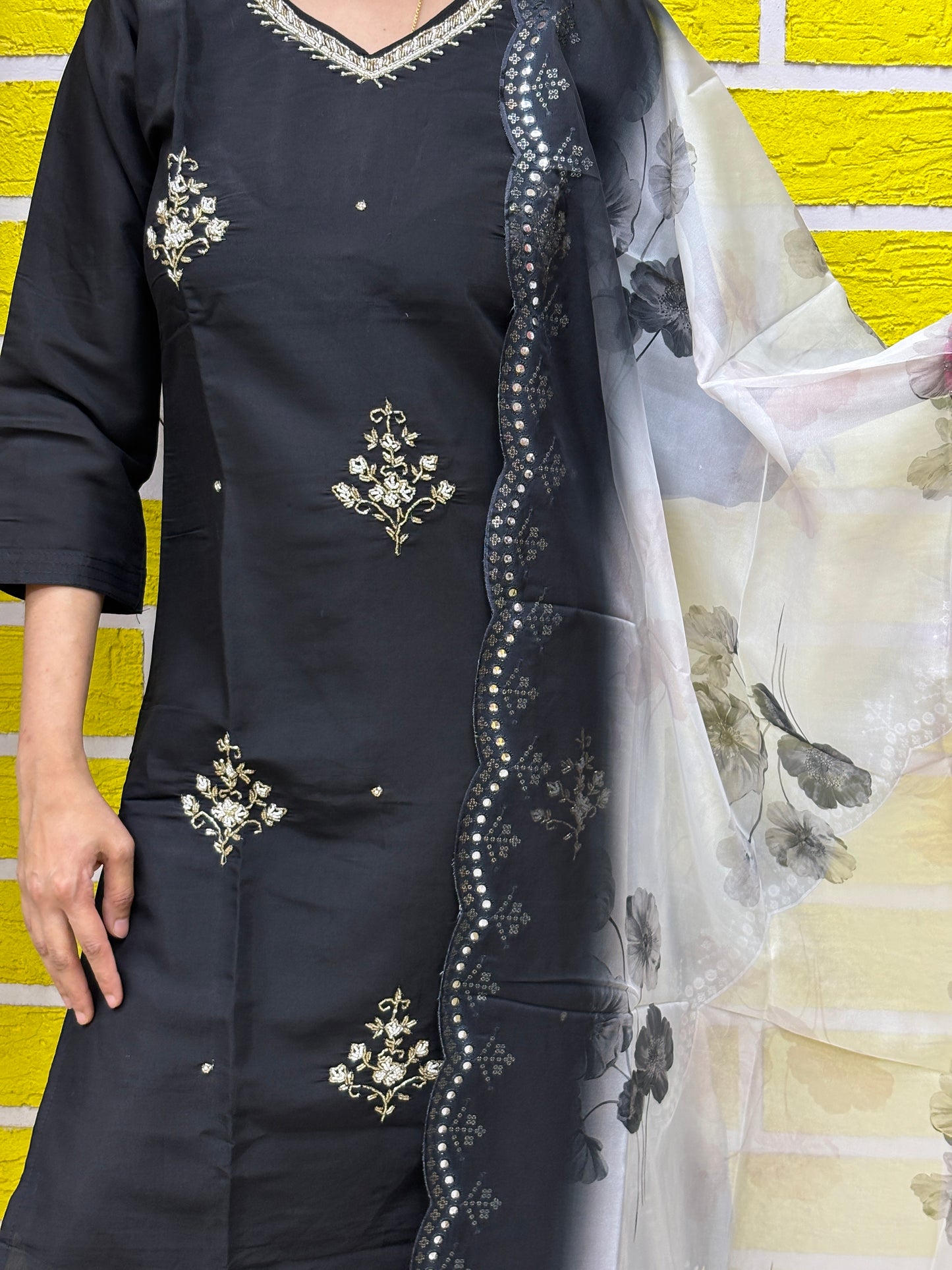 Elegant Black Embroidered Kurti Set with Floral Dupatta Kurti Set AAKS0UZJ10