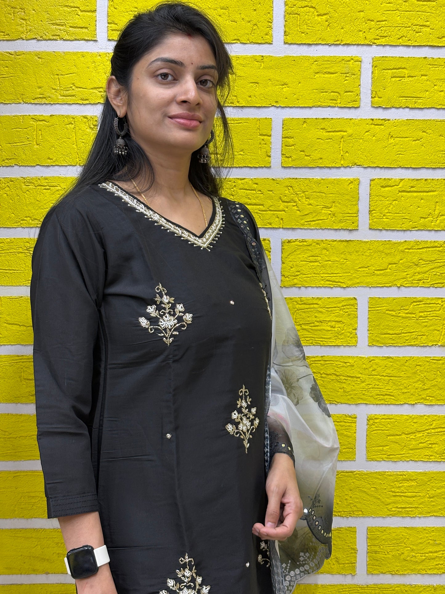 Elegant Black Embroidered Kurti Set with Floral Dupatta Kurti Set AAKS0UZJ10