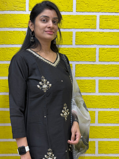 Elegant Black Embroidered Kurti Set with Floral Dupatta Kurti Set AAKS0UZJ10